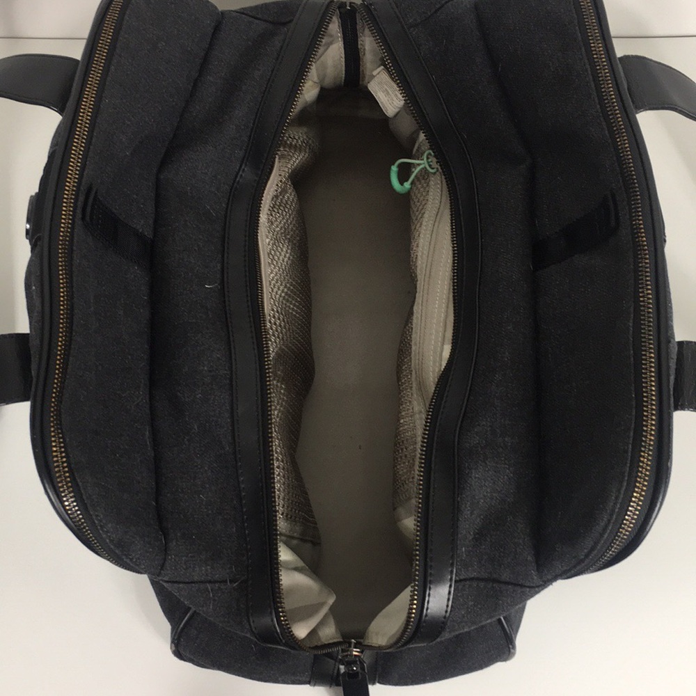 🛑🛑 SOLD!! Lululemon Black Yoga Wool Duffle Bag - Picture 4 of 8